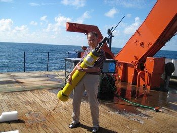 Ученый держит буй на борту судна &laquo;Метеор&raquo;. Фото: IFM-GEOMAR