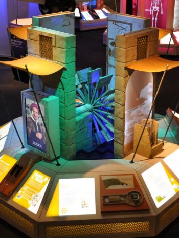 Короткометражный фильм «1001 изобретение и библиотека секретов» стал визитной карточкой выставки. В фильме учёный 12 века Аль-Джазари (играет известный актёр Бен Кингсли) с группой современных подростков путешествуют по времени, знакомясь с учёными и изобретателями восточной культуры средних веков. (Фото New York Hall of Science)