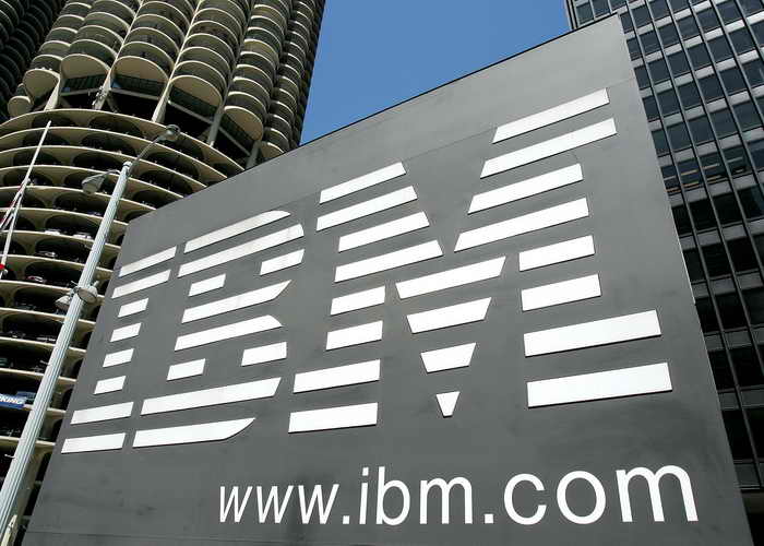  Компания IBM представила первый микрорадиоприёмник. Фото: Tim Boyle/Getty Images 