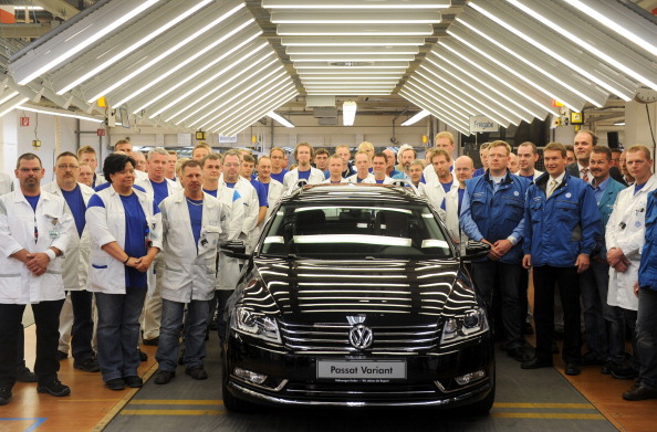 На заводе Volkswagen выпушен 10-миллионный автомобиль. Фоторепортаж об автомобилях седьмого поколения, выпускаемых компанией. Фото: Spencer Platt/ INGO WAGNER/AFP/Getty Images На заводе Volkswagen выпушен 10-миллионный автомобиль. Фоторепортаж об автомобилях седьмого поколения, выпускаемых компанией. Фото: Spencer Platt/ INGO WAGNER/AFP/Getty Images