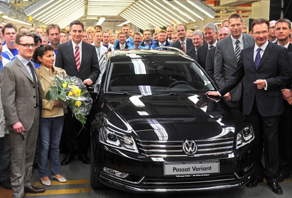 На заводе Volkswagen выпушен 10-миллионный автомобиль. Фоторепортаж об автомобилях седьмого поколения, выпускаемых компанией. Фото: Spencer Platt/ INGO WAGNER/AFP/Getty Images На заводе Volkswagen выпушен 10-миллионный автомобиль. Фоторепортаж об автомобилях седьмого поколения, выпускаемых компанией. Фото: Spencer Platt/ INGO WAGNER/AFP/Getty Images