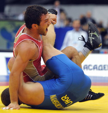 Бесик Кудухов стал трехкратным чемпионом мира (L). Фото: ALEXANDER NEMENOV/AFP/Getty Images