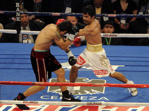 Мэнни Пакьяо одержал победу над Маргарито.  Фото: TOM PENNINGTON, ROBYN BECK /Getty Images