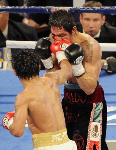 Мэнни Пакьяо одержал победу над Маргарито.  Фото: TOM PENNINGTON, ROBYN BECK /Getty Images