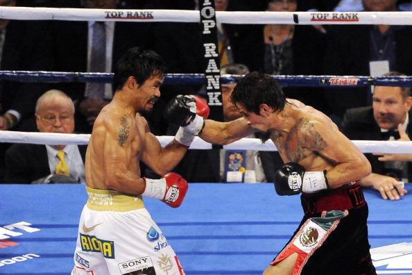 Мэнни Пакьяо одержал победу над Маргарито.  Фото: TOM PENNINGTON, ROBYN BECK /Getty Images