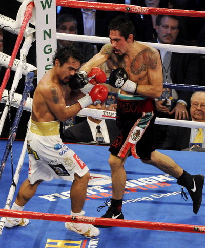 Мэнни Пакьяо одержал победу над Маргарито.  Фото: TOM PENNINGTON, ROBYN BECK /Getty Images