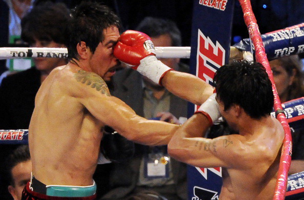 Мэнни Пакьяо одержал победу над Маргарито.  Фото: TOM PENNINGTON, ROBYN BECK /Getty Images