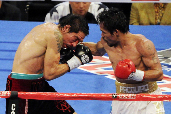 Мэнни Пакьяо одержал победу над Маргарито.  Фото: TOM PENNINGTON, ROBYN BECK /Getty Images