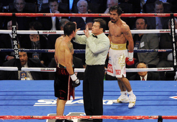 Мэнни Пакьяо одержал победу над Маргарито.  Фото: TOM PENNINGTON, ROBYN BECK /Getty Images