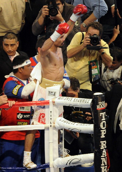 Мэнни Пакьяо одержал победу над Маргарито.  Фото: TOM PENNINGTON, ROBYN BECK /Getty Images