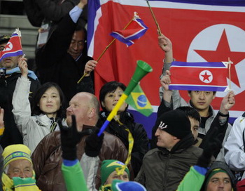 ЮАР - ЧМ-2010 по футболу: болельщики сборной КНДР. Фото: Stephane DE SAKUTIN/AFP/Getty Images ЮАР - ЧМ-2010 по футболу: болельщики сборной КНДР. Фото: Stephane DE SAKUTIN/AFP/Getty Images