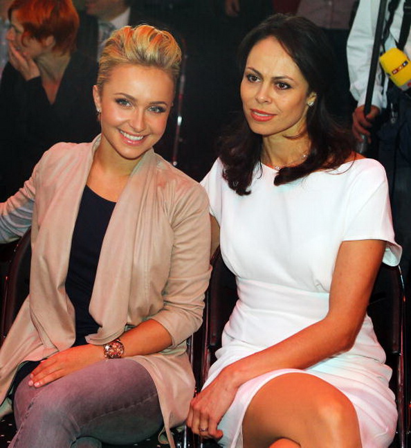 Гельзенкирхен, Германия - 29 мая: Hayden Panettiere (L подруга Владимира Кличко) и Натали Кличко ( R жена Виталия Кличко). Фото: Lars BARON/Bongarts/Getty Images