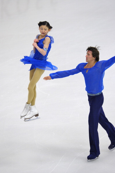 Юко Кавагути и Александр Смирнов одержали победу в парном катании на турнире Гран-при NHK Trophy в Японии, японцы Наруми Такахаси и Мервина Трана заняли второе место, а германские чемпионы мира Алена Савченко и Робин Шолковы разместились лишь на третьем месте пьедестала. Фото: Koki Nagahama/Getty Images
