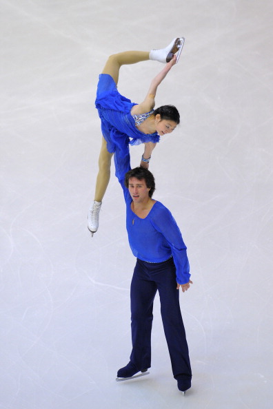 Юко Кавагути и Александр Смирнов одержали победу в парном катании на турнире Гран-при NHK Trophy в Японии, японцы Наруми Такахаси и Мервина Трана заняли второе место, а германские чемпионы мира Алена Савченко и Робин Шолковы разместились лишь на третьем месте пьедестала. Фото: Koki Nagahama/Getty Images