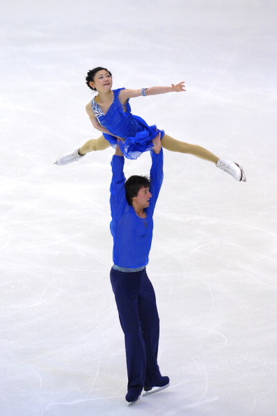 Юко Кавагути и Александр Смирнов одержали победу в парном катании на турнире Гран-при NHK Trophy в Японии, японцы Наруми Такахаси и Мервина Трана заняли второе место, а германские чемпионы мира Алена Савченко и Робин Шолковы разместились лишь на третьем месте пьедестала. Фото: Koki Nagahama/Getty Images