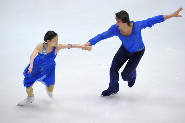 Юко Кавагути и Александр Смирнов одержали победу в парном катании на турнире Гран-при NHK Trophy в Японии, японцы Наруми Такахаси и Мервина Трана заняли второе место, а германские чемпионы мира Алена Савченко и Робин Шолковы разместились лишь на третьем месте пьедестала. Фото: Koki Nagahama/Getty Images