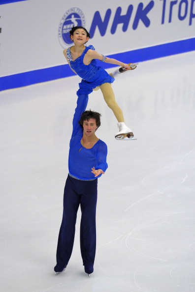 Юко Кавагути и Александр Смирнов одержали победу в парном катании на турнире Гран-при NHK Trophy в Японии, японцы Наруми Такахаси и Мервина Трана заняли второе место, а германские чемпионы мира Алена Савченко и Робин Шолковы разместились лишь на третьем месте пьедестала. Фото: Koki Nagahama/Getty Images