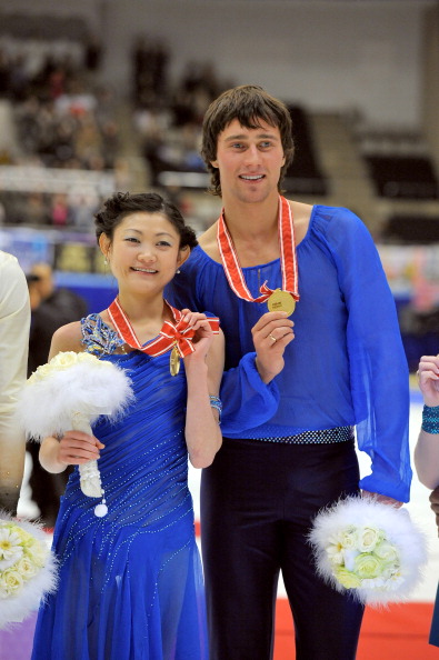 Юко Кавагути и Александр Смирнов одержали победу в парном катании на турнире Гран-при NHK Trophy в Японии, японцы Наруми Такахаси и Мервина Трана заняли второе место, а германские чемпионы мира Алена Савченко и Робин Шолковы разместились лишь на третьем месте пьедестала. Фото: Koki Nagahama/Getty Images