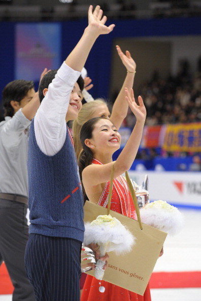Юко Кавагути и Александр Смирнов одержали победу в парном катании на турнире Гран-при NHK Trophy в Японии, японцы Наруми Такахаси и Мервина Трана заняли второе место, а германские чемпионы мира Алена Савченко и Робин Шолковы разместились лишь на третьем месте пьедестала. Фото: Koki Nagahama/Getty Images