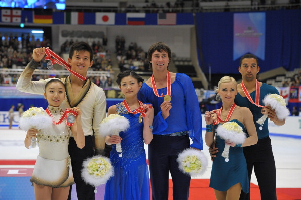 Юко Кавагути и Александр Смирнов одержали победу в парном катании на турнире Гран-при NHK Trophy в Японии, японцы Наруми Такахаси и Мервина Трана заняли второе место, а германские чемпионы мира Алена Савченко и Робин Шолковы разместились лишь на третьем месте пьедестала. Фото: Koki Nagahama/Getty Images
