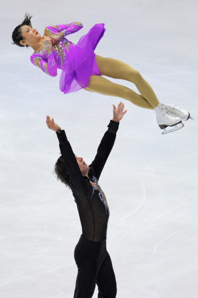 Юко Кавагути и Александр Смирнов одержали победу в парном катании на турнире Гран-при NHK Trophy в Японии, японцы Наруми Такахаси и Мервина Трана заняли второе место, а германские чемпионы мира Алена Савченко и Робин Шолковы разместились лишь на третьем месте пьедестала. Фото: Koki Nagahama/Getty Images