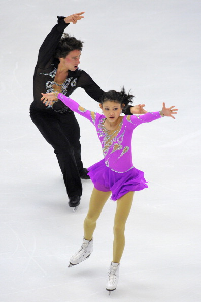 Юко Кавагути и Александр Смирнов одержали победу в парном катании на турнире Гран-при NHK Trophy в Японии, японцы Наруми Такахаси и Мервина Трана заняли второе место, а германские чемпионы мира Алена Савченко и Робин Шолковы разместились лишь на третьем месте пьедестала. Фото: Koki Nagahama/Getty Images