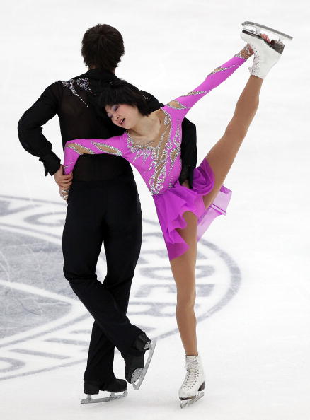 Юко Кавагути и Александр Смирнов одержали победу в парном катании на турнире Гран-при NHK Trophy в Японии, японцы Наруми Такахаси и Мервина Трана заняли второе место, а германские чемпионы мира Алена Савченко и Робин Шолковы разместились лишь на третьем месте пьедестала. Фото: Koki Nagahama/Getty Images