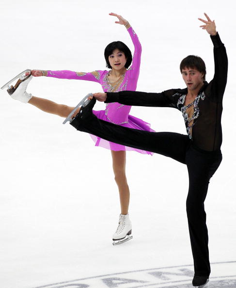 Юко Кавагути и Александр Смирнов одержали победу в парном катании на турнире Гран-при NHK Trophy в Японии, японцы Наруми Такахаси и Мервина Трана заняли второе место, а германские чемпионы мира Алена Савченко и Робин Шолковы разместились лишь на третьем месте пьедестала. Фото: Koki Nagahama/Getty Images