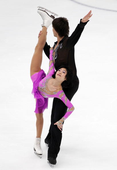 Юко Кавагути и Александр Смирнов одержали победу в парном катании на турнире Гран-при NHK Trophy в Японии, японцы Наруми Такахаси и Мервина Трана заняли второе место, а германские чемпионы мира Алена Савченко и Робин Шолковы разместились лишь на третьем месте пьедестала. Фото: Koki Nagahama/Getty Images