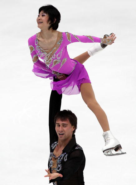 Юко Кавагути и Александр Смирнов одержали победу в парном катании на турнире Гран-при NHK Trophy в Японии, японцы Наруми Такахаси и Мервина Трана заняли второе место, а германские чемпионы мира Алена Савченко и Робин Шолковы разместились лишь на третьем месте пьедестала. Фото: Koki Nagahama/Getty Images