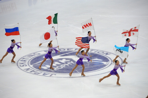 Юко Кавагути и Александр Смирнов одержали победу в парном катании на турнире Гран-при NHK Trophy в Японии, японцы Наруми Такахаси и Мервина Трана заняли второе место, а германские чемпионы мира Алена Савченко и Робин Шолковы разместились лишь на третьем месте пьедестала. Фото: Koki Nagahama/Getty Images