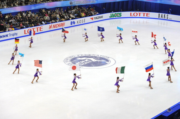 Юко Кавагути и Александр Смирнов одержали победу в парном катании на турнире Гран-при NHK Trophy в Японии, японцы Наруми Такахаси и Мервина Трана заняли второе место, а германские чемпионы мира Алена Савченко и Робин Шолковы разместились лишь на третьем месте пьедестала. Фото: Koki Nagahama/Getty Images
