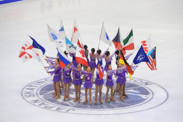 Юко Кавагути и Александр Смирнов одержали победу в парном катании на турнире Гран-при NHK Trophy в Японии, японцы Наруми Такахаси и Мервина Трана заняли второе место, а германские чемпионы мира Алена Савченко и Робин Шолковы разместились лишь на третьем месте пьедестала. Фото: Koki Nagahama/Getty Images