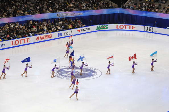 Юко Кавагути и Александр Смирнов одержали победу в парном катании на турнире Гран-при NHK Trophy в Японии, японцы Наруми Такахаси и Мервина Трана заняли второе место, а германские чемпионы мира Алена Савченко и Робин Шолковы разместились лишь на третьем месте пьедестала. Фото: Koki Nagahama/Getty Images