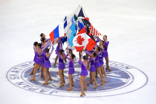 Юко Кавагути и Александр Смирнов одержали победу в парном катании на турнире Гран-при NHK Trophy в Японии, японцы Наруми Такахаси и Мервина Трана заняли второе место, а германские чемпионы мира Алена Савченко и Робин Шолковы разместились лишь на третьем месте пьедестала. Фото: Koki Nagahama/Getty Images