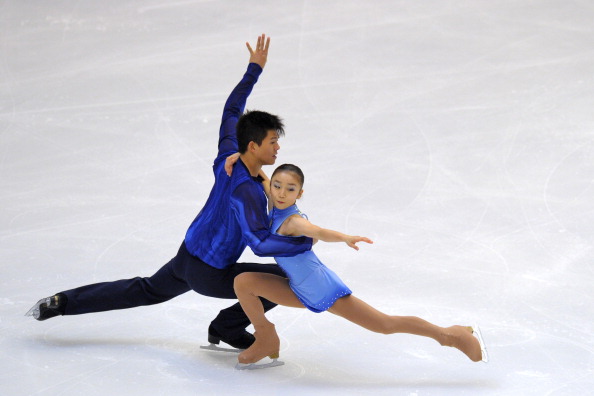 Юко Кавагути и Александр Смирнов одержали победу в парном катании на турнире Гран-при NHK Trophy в Японии, японцы Наруми Такахаси и Мервина Трана заняли второе место, а германские чемпионы мира Алена Савченко и Робин Шолковы разместились лишь на третьем месте пьедестала. Фото: Koki Nagahama/Getty Images