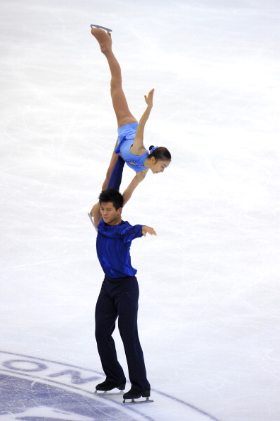Юко Кавагути и Александр Смирнов одержали победу в парном катании на турнире Гран-при NHK Trophy в Японии, японцы Наруми Такахаси и Мервина Трана заняли второе место, а германские чемпионы мира Алена Савченко и Робин Шолковы разместились лишь на третьем месте пьедестала. Фото: Koki Nagahama/Getty Images