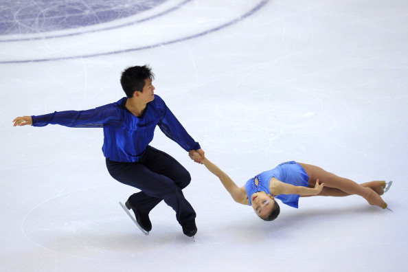 Юко Кавагути и Александр Смирнов одержали победу в парном катании на турнире Гран-при NHK Trophy в Японии, японцы Наруми Такахаси и Мервина Трана заняли второе место, а германские чемпионы мира Алена Савченко и Робин Шолковы разместились лишь на третьем месте пьедестала. Фото: Koki Nagahama/Getty Images