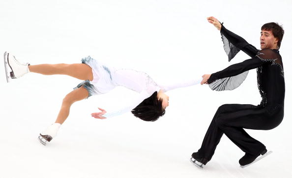 Юко Кавагути и Александр Смирнов одержали победу в парном катании на турнире Гран-при NHK Trophy в Японии, японцы Наруми Такахаси и Мервина Трана заняли второе место, а германские чемпионы мира Алена Савченко и Робин Шолковы разместились лишь на третьем месте пьедестала. Фото: Koki Nagahama/Getty Images