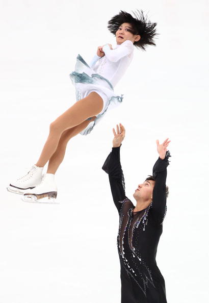 Юко Кавагути и Александр Смирнов одержали победу в парном катании на турнире Гран-при NHK Trophy в Японии, японцы Наруми Такахаси и Мервина Трана заняли второе место, а германские чемпионы мира Алена Савченко и Робин Шолковы разместились лишь на третьем месте пьедестала. Фото: Koki Nagahama/Getty Images