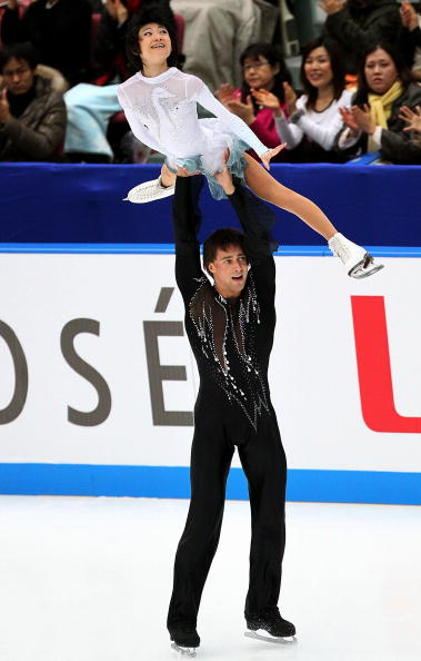 Юко Кавагути и Александр Смирнов одержали победу в парном катании на турнире Гран-при NHK Trophy в Японии, японцы Наруми Такахаси и Мервина Трана заняли второе место, а германские чемпионы мира Алена Савченко и Робин Шолковы разместились лишь на третьем месте пьедестала. Фото: Koki Nagahama/Getty Images