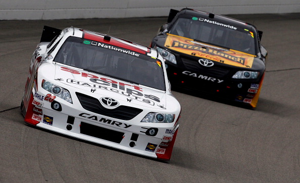 Автомобили Ford и Dodge победили на авторалли NASCAR. Фоторепортаж со скоростной трассы штата Айовы. Фото: Tom Pennington/Getty Images for NASCAR Автомобили Ford и Dodge победили на авторалли NASCAR. Фоторепортаж со скоростной трассы штата Айовы. Фото: Tom Pennington/Getty Images for NASCAR