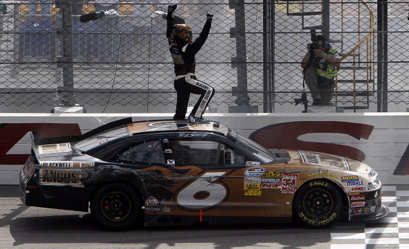 Автомобили Ford и Dodge победили на авторалли NASCAR. Фоторепортаж со скоростной трассы штата Айовы. Фото: Tom Pennington/Getty Images for NASCAR Автомобили Ford и Dodge победили на авторалли NASCAR. Фоторепортаж со скоростной трассы штата Айовы. Фото: Tom Pennington/Getty Images for NASCAR