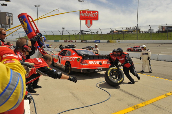 Автомобили Ford и Dodge победили на авторалли NASCAR. Фоторепортаж со скоростной трассы штата Айовы. Фото: Tom Pennington/Getty Images for NASCAR Автомобили Ford и Dodge победили на авторалли NASCAR. Фоторепортаж со скоростной трассы штата Айовы. Фото: Tom Pennington/Getty Images for NASCAR