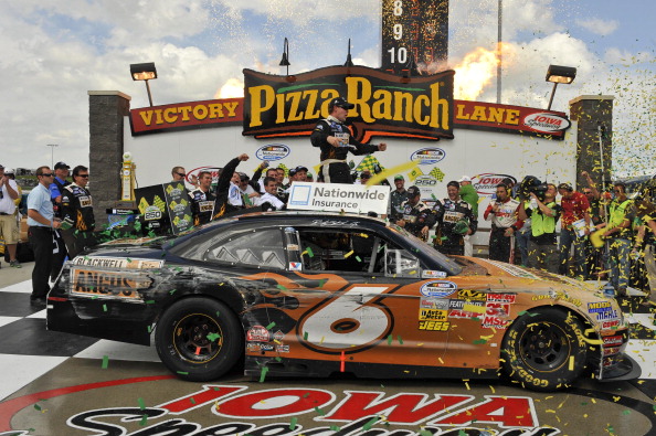 Автомобили Ford и Dodge победили на авторалли NASCAR. Фоторепортаж со скоростной трассы штата Айовы. Фото: Tom Pennington/Getty Images for NASCAR Автомобили Ford и Dodge победили на авторалли NASCAR. Фоторепортаж со скоростной трассы штата Айовы. Фото: Tom Pennington/Getty Images for NASCAR