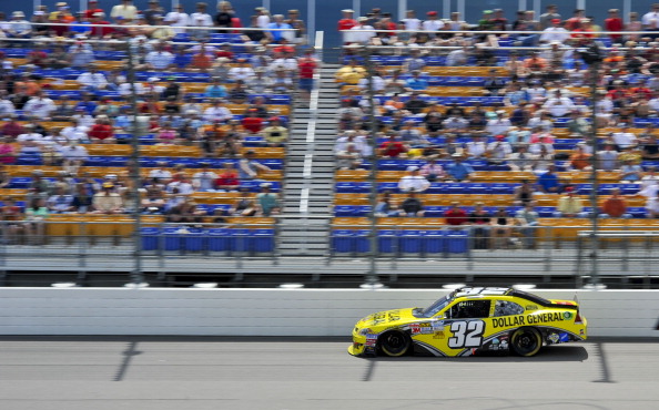 Автомобили Ford и Dodge победили на авторалли NASCAR. Фоторепортаж со скоростной трассы штата Айовы. Фото: Tom Pennington/Getty Images for NASCAR Автомобили Ford и Dodge победили на авторалли NASCAR. Фоторепортаж со скоростной трассы штата Айовы. Фото: Tom Pennington/Getty Images for NASCAR