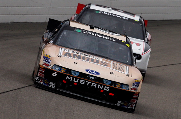 Автомобили Ford и Dodge победили на авторалли NASCAR. Фоторепортаж со скоростной трассы штата Айовы. Фото: Tom Pennington/Getty Images for NASCAR Автомобили Ford и Dodge победили на авторалли NASCAR. Фоторепортаж со скоростной трассы штата Айовы. Фото: Tom Pennington/Getty Images for NASCAR