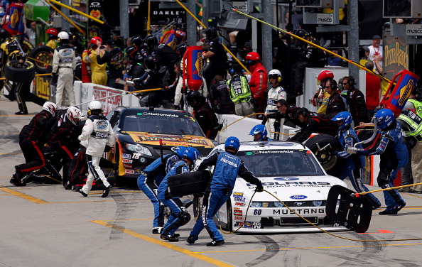 Автомобили Ford и Dodge победили на авторалли NASCAR. Фоторепортаж со скоростной трассы штата Айовы. Фото: Tom Pennington/Getty Images for NASCAR Автомобили Ford и Dodge победили на авторалли NASCAR. Фоторепортаж со скоростной трассы штата Айовы. Фото: Tom Pennington/Getty Images for NASCAR