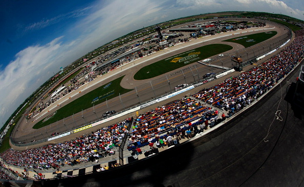 Автомобили Ford и Dodge победили на авторалли NASCAR. Фоторепортаж со скоростной трассы штата Айовы. Фото: Tom Pennington/Getty Images for NASCAR Автомобили Ford и Dodge победили на авторалли NASCAR. Фоторепортаж со скоростной трассы штата Айовы. Фото: Tom Pennington/Getty Images for NASCAR