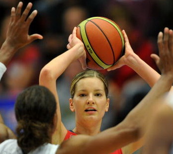 Баскетболистки России выиграли у команды Чехии в матче второго этапа чемпионата Европы. Фото: JOE KLAMAR/AFP/Getty Images